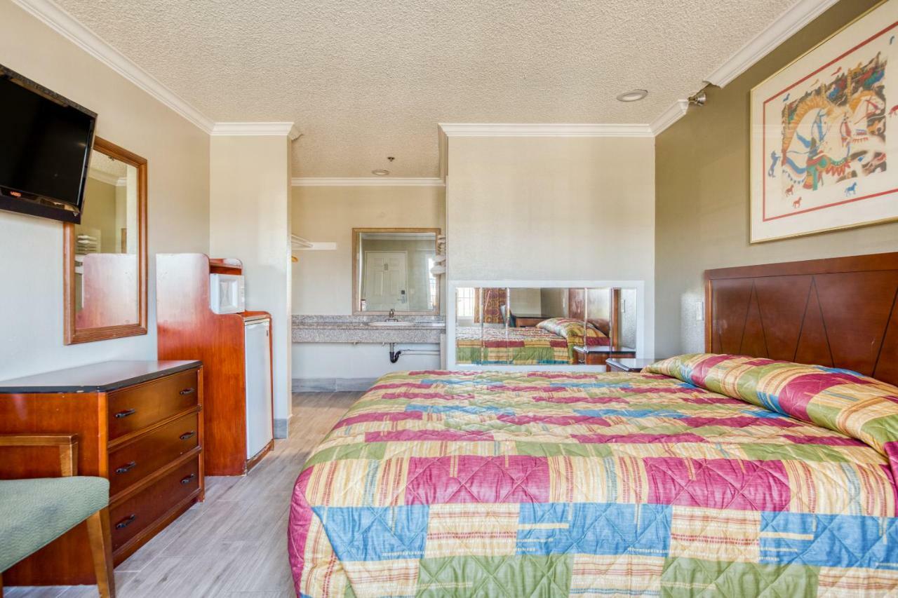 Hotel Corona Ca - Hwy 91 Экстерьер фото