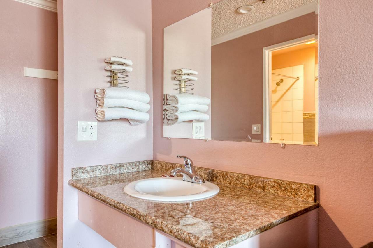 Hotel Corona Ca - Hwy 91 Экстерьер фото